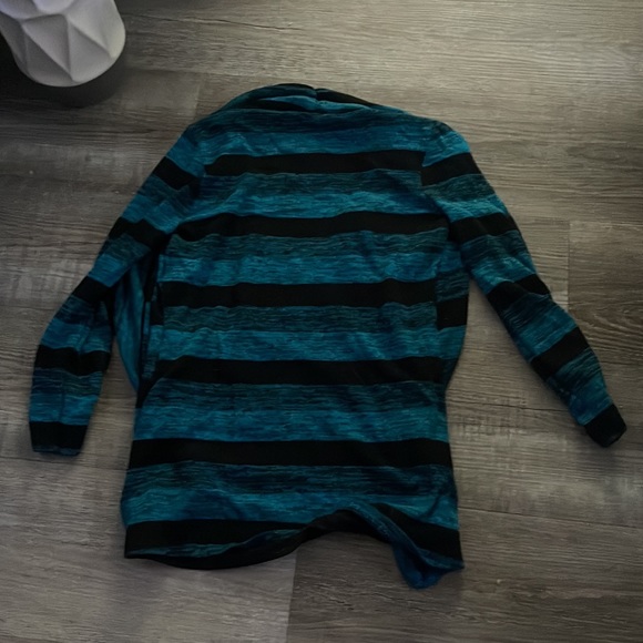 Tank top attached with long sleeve jacket. - Picture 3 of 4